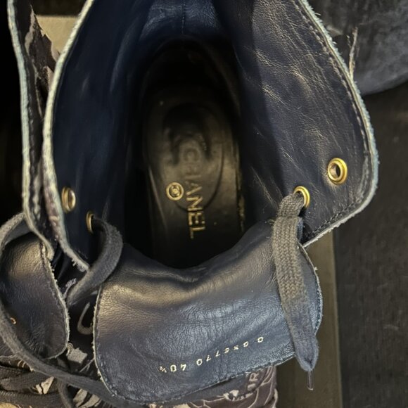 WOMEN 100% AUTHENTIC LACEUP PRINTED SUEDE CALFSKIN CHANEL WHITE/NAVY BLUE BOOTS - Picture 12 of 14